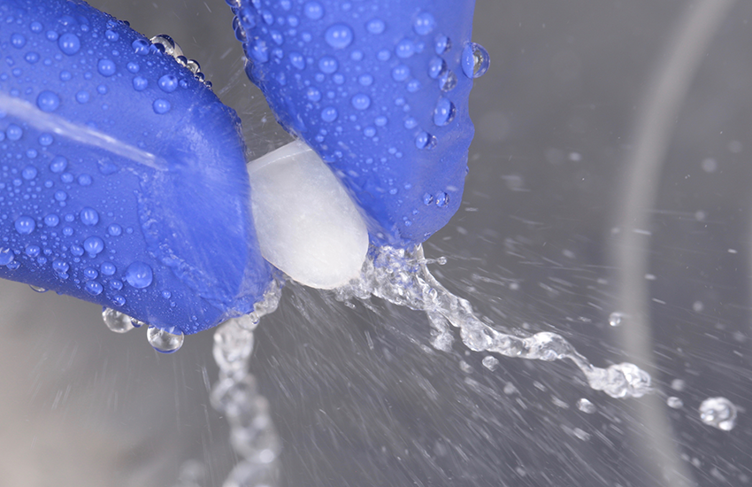 Glaskeramik-Veneer nach dem Ätzen mit starkem Wasserstrahl gereinigt. Glaskeramik-Veneer nach dem Ätzen mit starkem Wasserstrahl gereinigt.